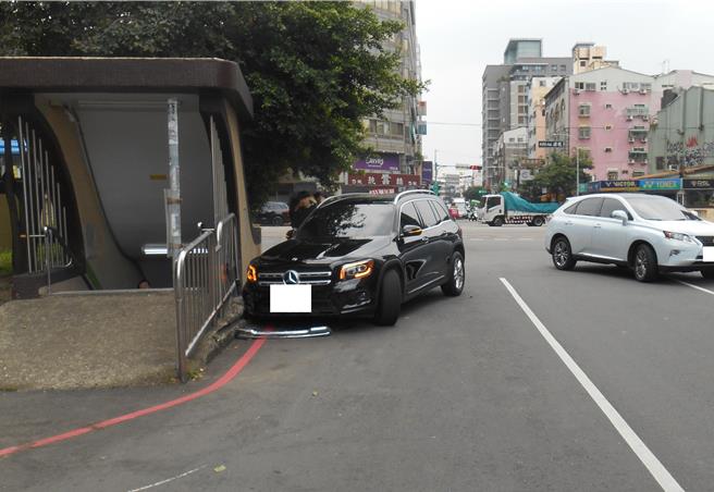 42岁于男7日上午开车由台湾大道右转英才路失控自撞路旁护栏，员警到场处理，于酒精呼气酒测值为零、未受伤。至于肇事原因，于向警方说：「有一只蟑螂掉到我身上，我吓疯了！」（警方提供／陈淑芬台中传真）