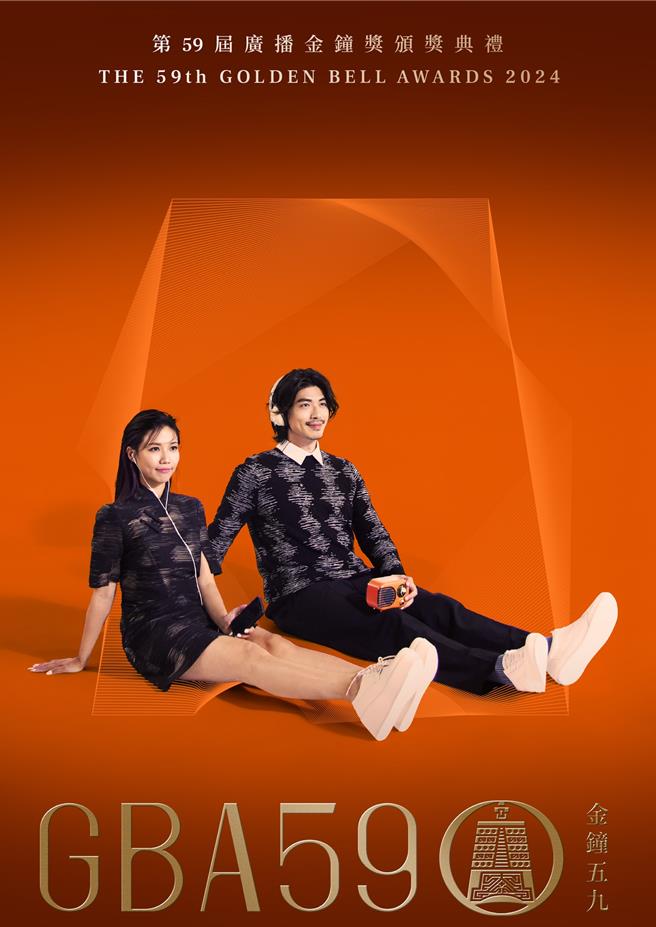 屠洁（左）、梁正群主持广播金钟奖。（三立提供）