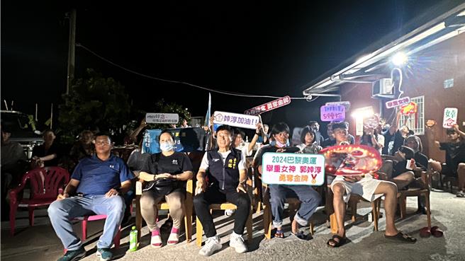 郭婞淳8日晚上出戰巴黎奧運女子舉重59公斤級賽事，台東親友齊聚郭舅家觀看直播賽事。（蔡旻妤攝）