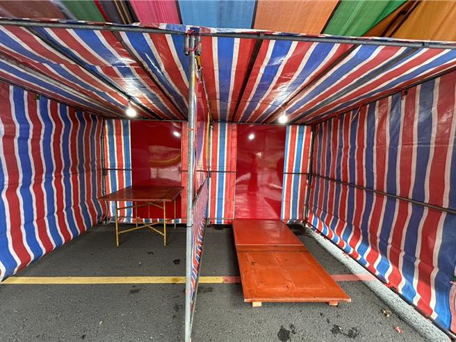 屏东县玉皇宫正在如火如荼地布置普渡案桌，普渡动物的案桌与其他不同，桌子是放在地上，以方便动物领取供品。（谢佳潾摄）