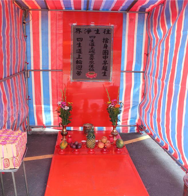 屏东县玉皇宫指出，普渡动物的案桌与其他不同，桌子是放在地上，以方便动物领取供品。（玉皇宫提供／谢佳潾屏东传真）