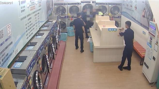 陳嫌躲到洗衣機店桌下，仍遭警方逮捕。（警方提供）