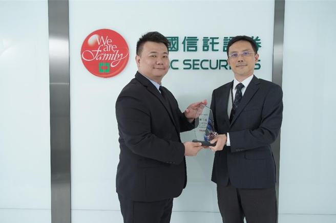 中信证券投顾陈豊丰总经理(右)代表领奖。图／CMoney提供