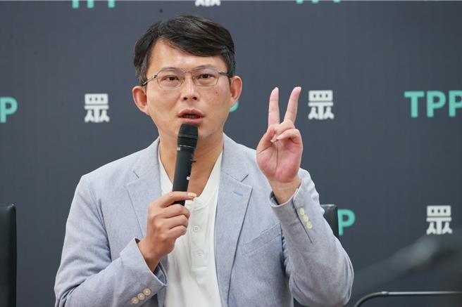 民眾党团总召黄国昌今（9）日重申不赞成召开临时会，并强调，若后续要开始审查NCC委员名单，有个最重要的前提，就是请行政院请把不符合资格的翁柏宗撤回，重新提名。（民眾党团提供）