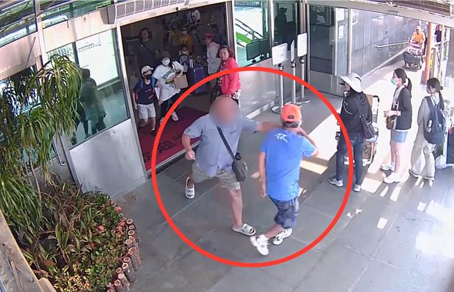 金门一名跑单帮的廖姓「水客」(左)公然于水头旅服中心门口禁菸区抽菸，不听王男(右)劝阻还恼羞成怒一路追打。(图／金门县港务处提供)