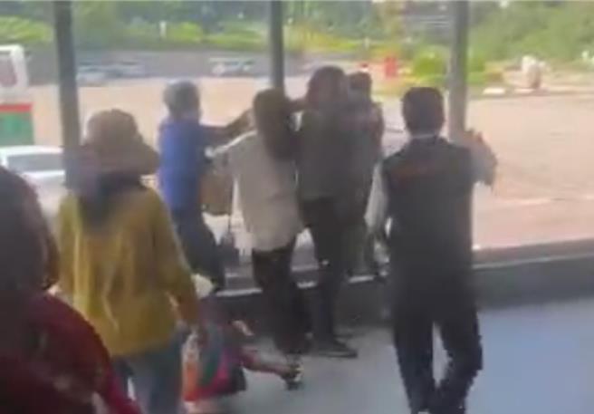 廖男违法抽菸不但不听劝还疑似恼羞成怒追打王男，双方就在「国门」前扭打成一片，最后在旁人的劝架拉开双方后才停止这场纷争。(图／民眾提供)