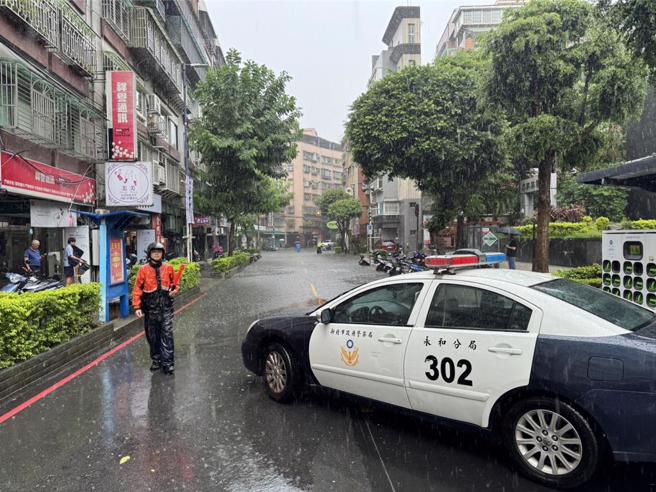 新北市永和區國光路今出現路面積水的情況，另外也有民眾報案遭落石砸傷。（永和警分局提供）