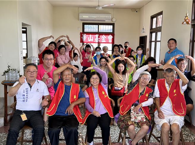 華山基金會苗栗區9日在於銅鑼鄉食點心老宅咖啡廳，邀請兩對老夫妻舉辦「七夕情人節活動」。（華山基金會提供／謝明俊苗栗傳真）