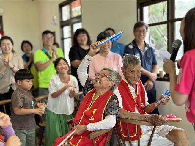 華山基金會苗栗區9日在於銅鑼鄉食點心老宅咖啡廳，邀請兩對老夫妻舉辦「七夕情人節活動」。（華山基金會提供／謝明俊苗栗傳真）