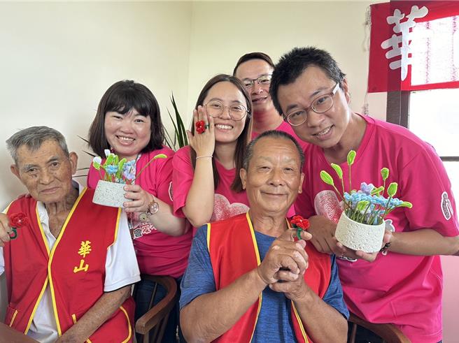 華山基金會苗栗區9日在於銅鑼鄉食點心老宅咖啡廳，邀請兩對老夫妻舉辦「七夕情人節活動」。（華山基金會提供／謝明俊苗栗傳真）
