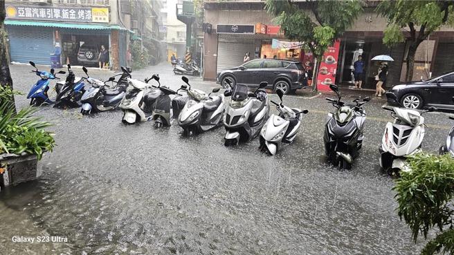 滂沱的雨勢使得永和區國光路路面積水，積水達腳踝深度。（翻攝臉書《我是永和人》）