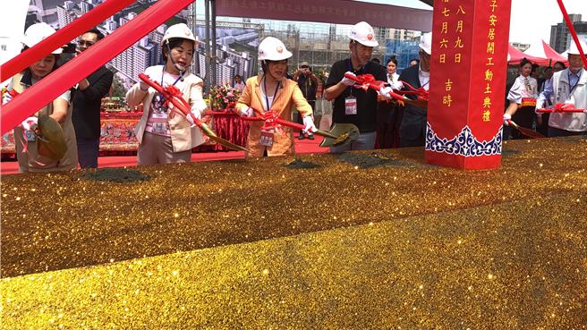 经费近80亿！台中最大社宅「廍子安居」开工动土，内政部长刘世芳（中）、立法院副院长江启臣（中右）、立委杨琼璎（中左）到场参与。（李易昌摄）