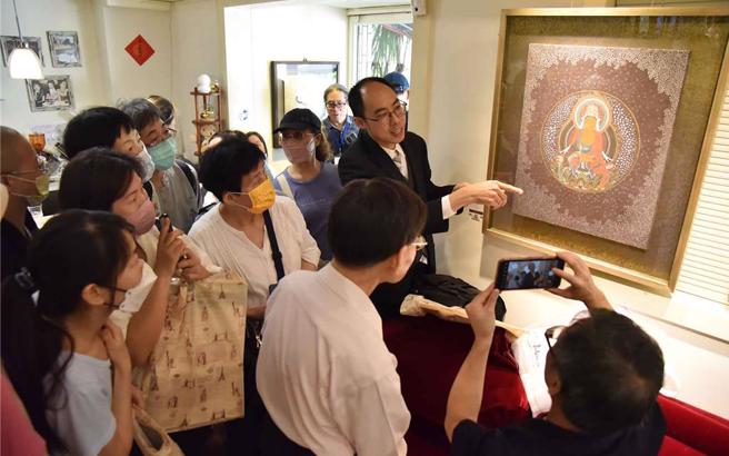 华梵大学佛艺系主任陈俊吉导览作品。（华梵大学提供）