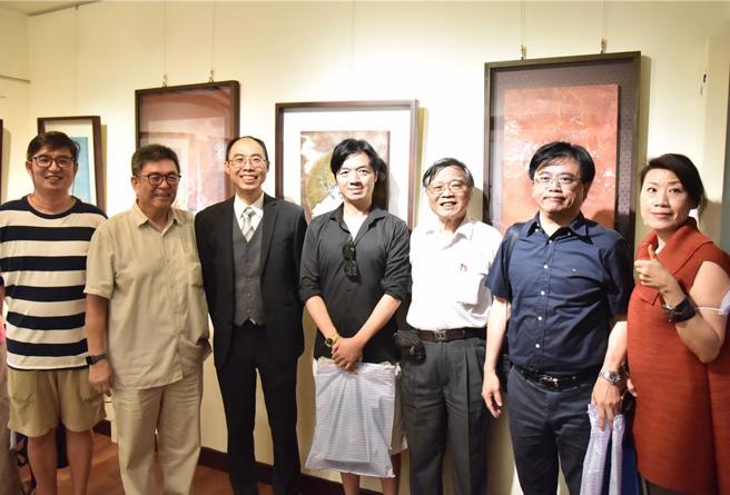 华梵大学佛艺系主任陈俊吉导览作品。（华梵大学提供）