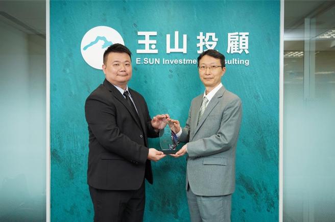 玉山投顾获金曜奖价格预估准确奖第一名，由玉山投顾 总经理徐敏思(右)代表领奖。图／CMoney提供
