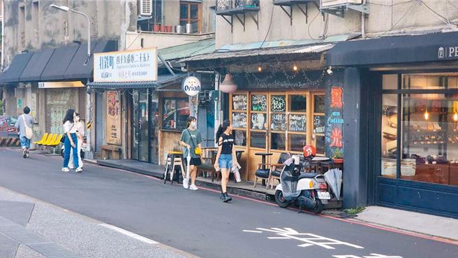 台北市都發局規畫將放寬中山商圈店家連署納管標準，2020年以後設立的店家也可評點納管，但基於公平原則，仍需裁罰至第1階段，即6萬元罰鍰。（本報資料照片）