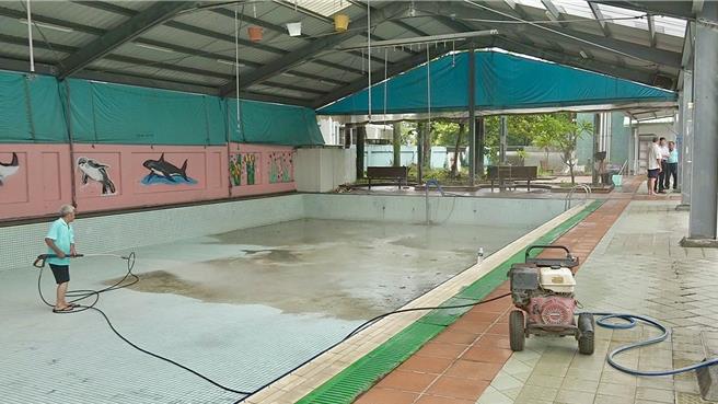 草屯镇立游泳池是露天场地，业者加速清洗泳池、注水及打扫环境。（杨静茹摄）