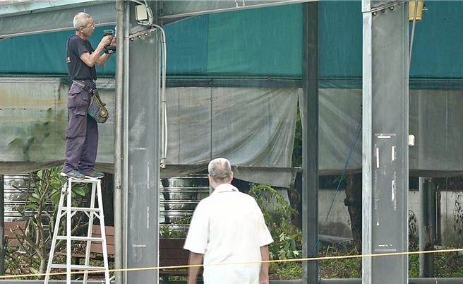 草屯镇立游泳池是露天场地，业者加速清洗泳池、注水及打扫环境，预计11日试营运、16日开幕。（杨静茹摄）