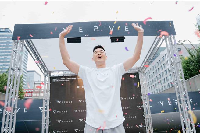 王齐麟夺牌后首个公开活动，现场吸引许多球迷不畏大雨只为一睹风采。（VERVE提供）