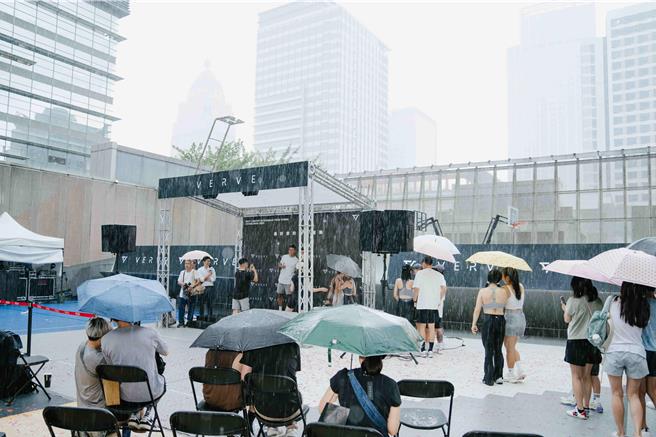 王齐麟夺牌后首个公开活动，现场吸引许多球迷不畏大雨只为一睹风采。（VERVE提供）