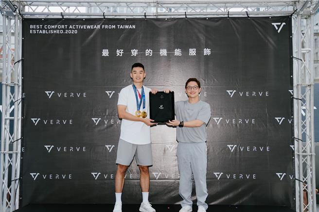 VERVE推出限定金牌服饰，并在服饰上点缀以「麟洋配」最经典的圣筊图样的图腾。（VERVE提供）