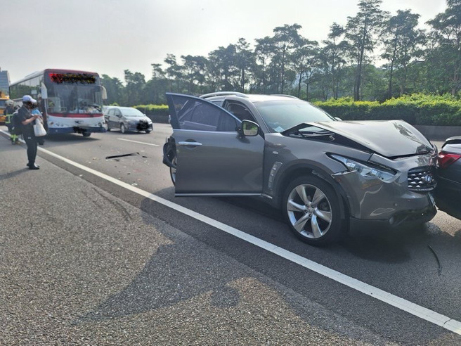 昨（8日）上午7時47分，國道3號南向40公里土城路段發生一起連環車禍。（圖警方提供／簡銘柱翻攝）