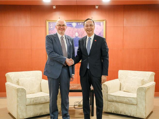 美国在台协会（AIT）新任处长谷立言（Raymond Greene）9日率AIT政治组官员拜会国民党主席朱立伦（右）。（国民党提供／陈薏云台北传真）