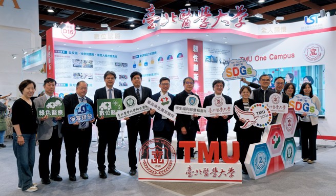 北医大体系在「2024亚太永续博览会」上荣获19项殊荣，吴麦斯校长(右六)等校院长官也到北医大体系摊位支持。(照片/臺北医学大学提供)