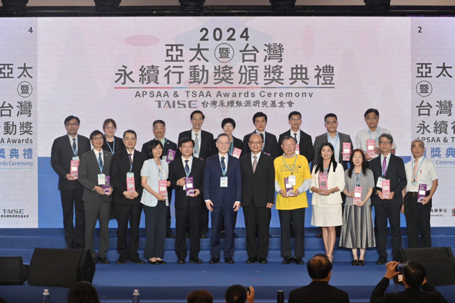 国立暨南国际大学荣获台湾永续能源发展基金会颁授「2024 亚太暨台湾永续行动奖」金奖。(照片/国立暨南国际大学提供)