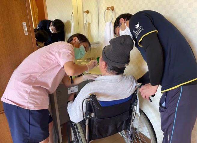 日本長照機構長者口腔健康照護，提升其生活品質。(照片/中臺科技大學提供)