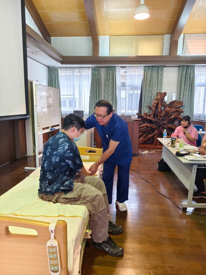 日本州鵬會吉元院長示範安全零負擔安全轉移位。(照片/中臺科技大學提供)