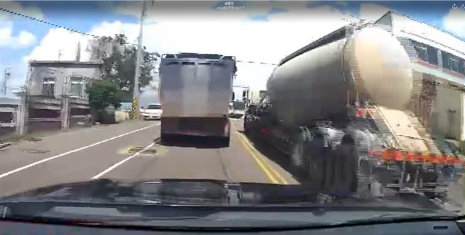 1名张姓职业曳引车司机，日前驾驶曳引车行经苗栗县苑里镇苗140线时，遇到通霄警分局苑里分驻所员警拦查，硬行闯关拒检顺利逃逸。（读者提供／谢明俊苗栗传真）