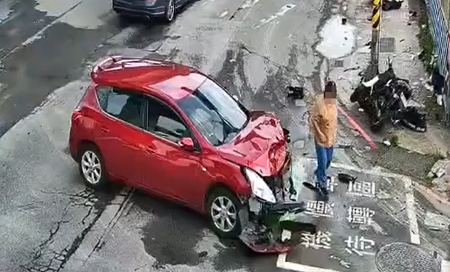 女驾驶违规左转酿碰撞，骑士喷飞倒地送医不治，女驾驶向家属致歉「年纪大吓坏」。（图／翻摄自脸书爆料公社二社）