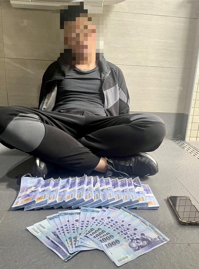 海山分局员警在公厕瓮中捉鱉，逮捕诈骗集团成员。（警方提供）