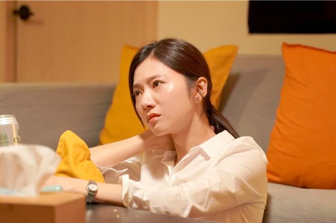 蔡黄汝饰演菜鸟律师在剧中被老板陈家逵欺负。（公视台语台、华视提供）