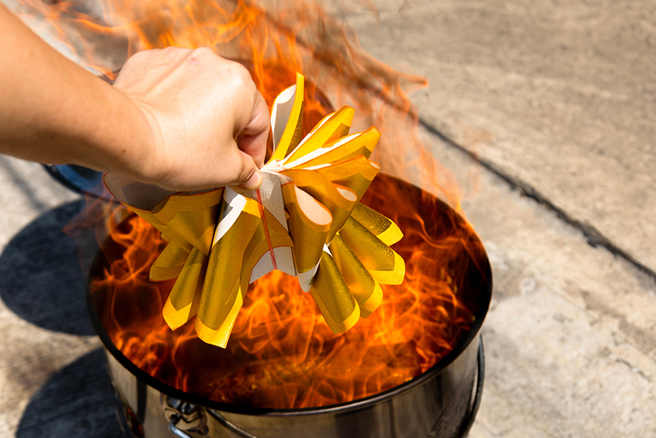 算命师铁口直断小三是「铁扫帚的命」，男子不信硬娶后果然出事了。(图:shutterstock/达志)