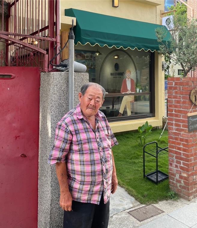 國寶級手繪電影看板大師顏振發進駐藍晒圖文創園區3個月。（台南市文化局提供／曹婷婷台南傳真）