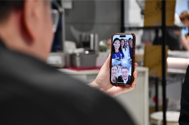 行政院长卓荣泰、发言人陈世凯今日傍晚低调前往吴家麵店用餐道贺，并与吴诗仪的家人一同视讯跟她说声谢谢以及加油打气。（摘自卓荣泰粉丝专页）