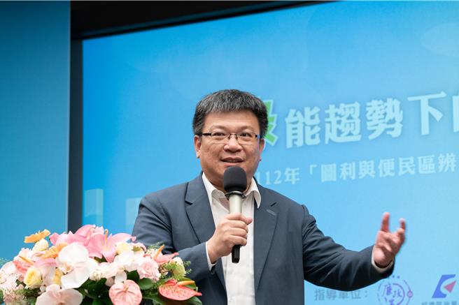 台电董事长曾文生今天表示，台湾未来电力考验在「电网建设」，台电将支持高科技业投资设厂，到支持电厂开发的县市去。图为曾先前出席公开活动情况。(台电提供)