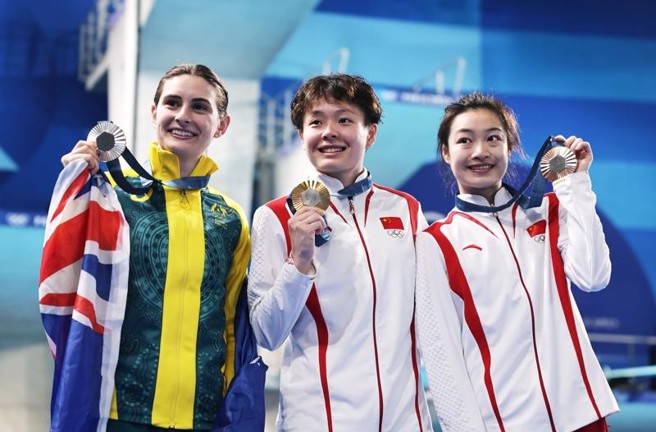 陳藝文奪金（中）、銀牌是澳大利亞選手基尼（左）、昌雅妮奪銅(右)。(新華社)