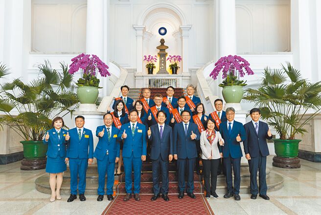 第48届全国十大杰出农业专家，兴大共有6位教授及校友获奖，日前获赖总统接见。图／中兴大学提供