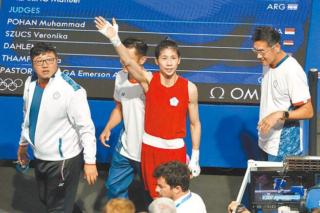 巴黎奥运8日举行拳击女子57公斤级4强赛事，中华队林郁婷（中）顺利晋级金牌战，赛后挥手致意。（杜宜谙摄）