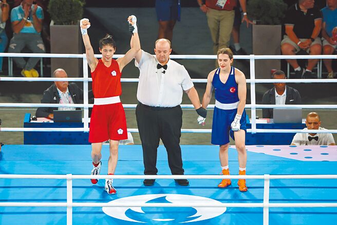 巴黎奥运8日举行拳击女子57公斤级4强赛事，中华队林郁婷（左）最终顺利晋级金牌战。（资料照/杜宜谙摄）