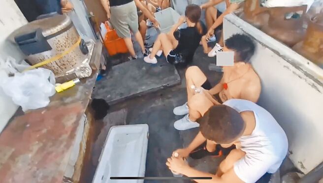 高雄籍「海淯九號」漁船偷渡20名男女出海，因船艙狹小，氧氣不足，拍打船艙才被海巡發現，且幾乎全是「詐團成員」。（讀者提供／洪浩軒高雄傳真）