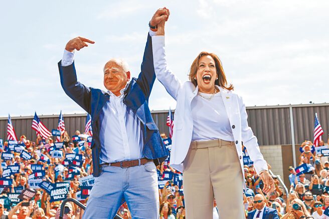 民主党总统候选人贺锦丽受非裔青睐，民调稳定领先川普。图为贺锦丽（右）与副手华兹（左）一同出席竞选活动。（美联社）