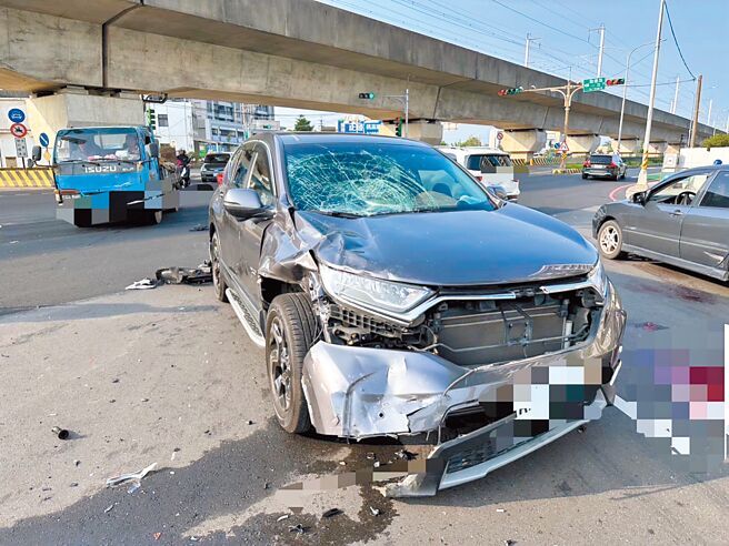 桃園市警察局交通警察大隊楊梅分隊吳姓員警，8日騎機車上班途中，遭違規左轉車撞擊，傷重不治。(警方提供／呂筱蟬桃園傳真)