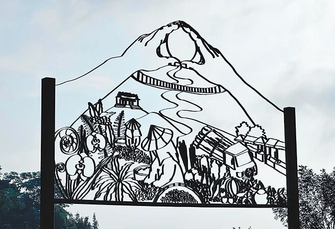 全台最大巨型铁花窗作品「太平盛世」，成为太平村新地标。（嘉义县文化基金会提供／吕妍庭嘉义传真）