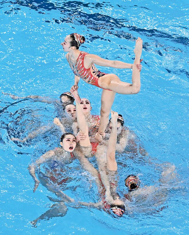 中国大陆在水上芭蕾团体赛摘金。（新华社）