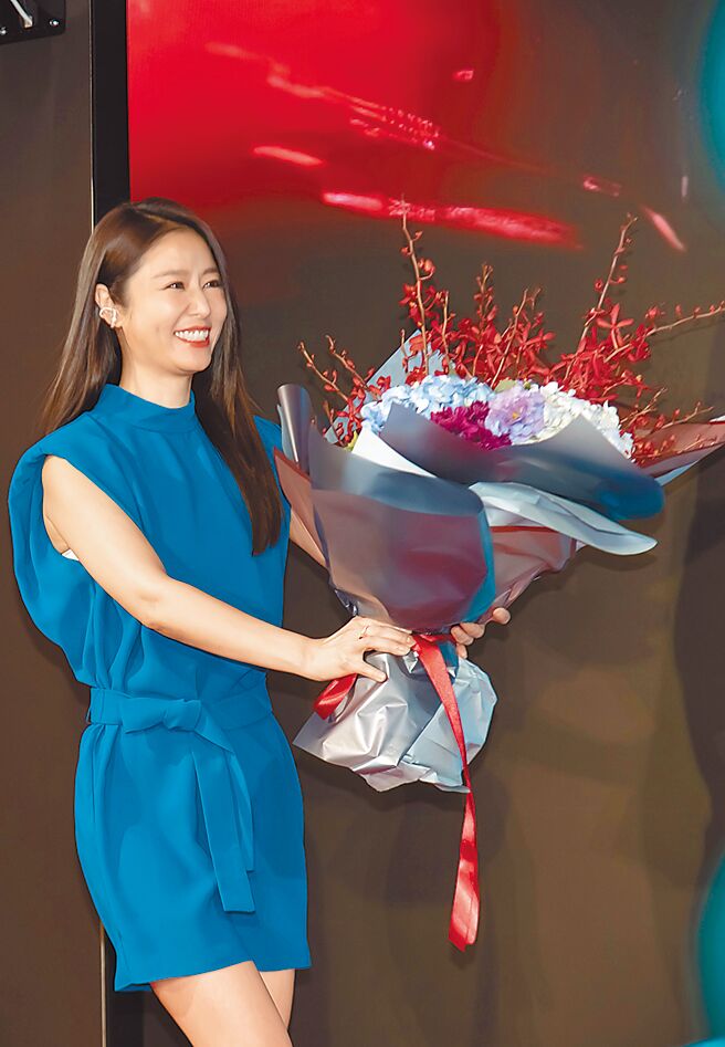 林心如驚喜現身送花，力挺威剛科技、數字王國強強聯手。（林志雄提供）