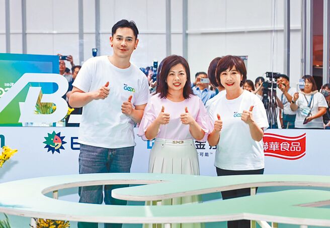 卢学叡（左起）、TVBS总经理刘文砚、TVBS永续倡议大使庄开文8日出席「2024亚太永续博览会」活动。（罗永铭摄）